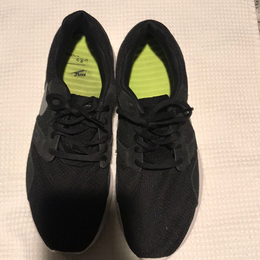 MEN’S “KAISHI” NIKES SIZE 9